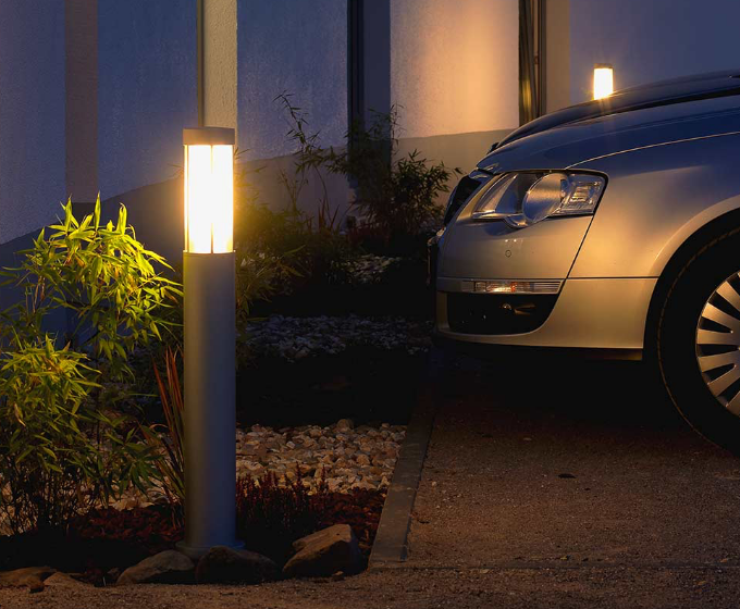 Pollerleuchte erhellt einen Parkplatz