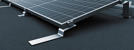 PV-Module am Boden vor der Montage