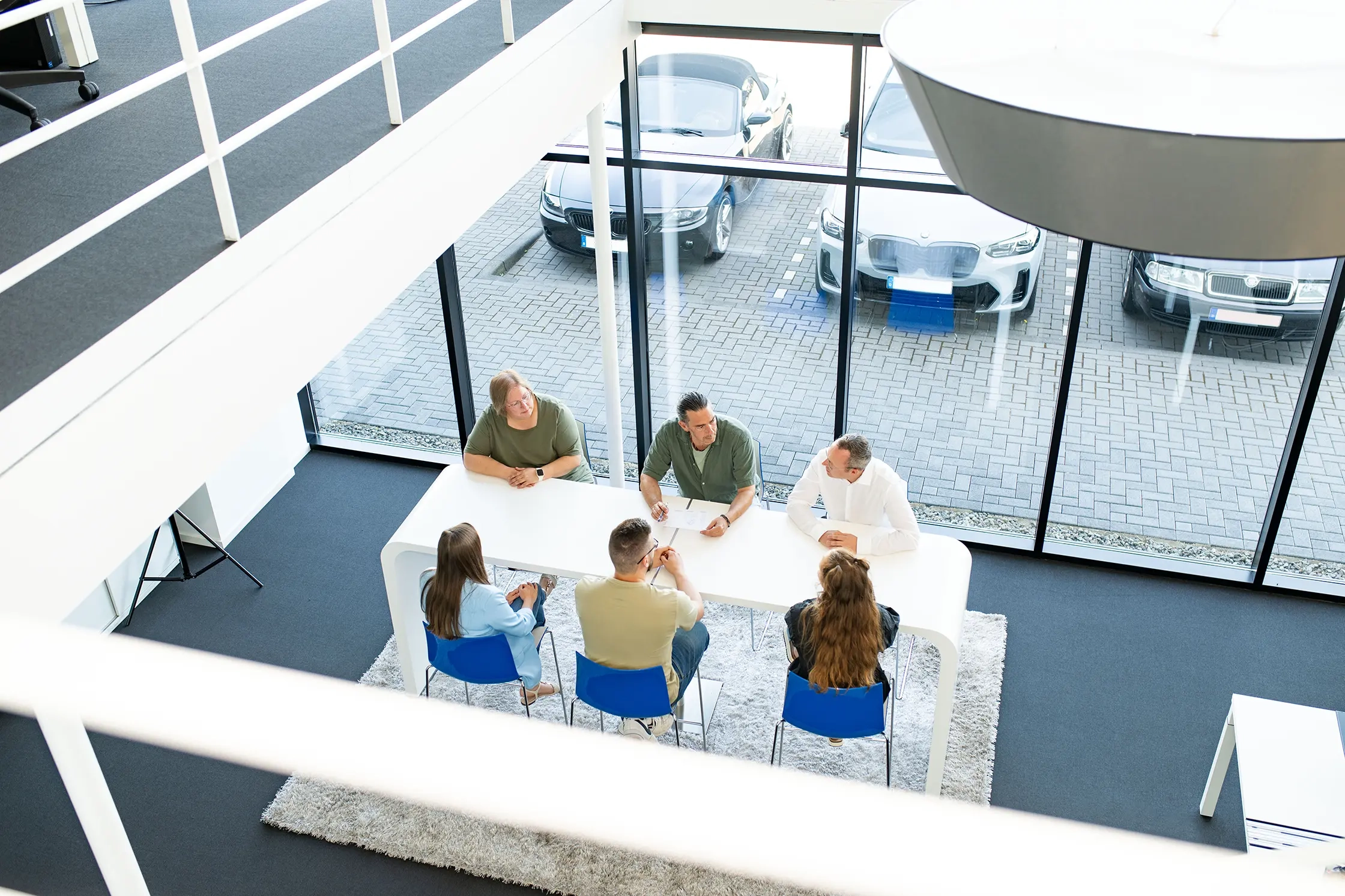 Team-Besprechung im Firmengebäude