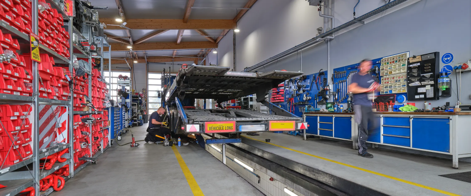 Werkstattarbeit an einem Autotransporter
