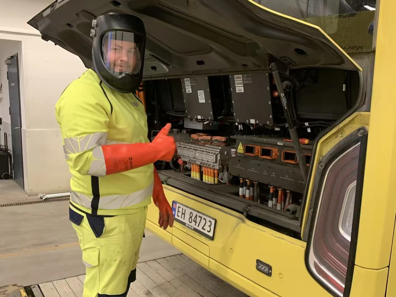 Batterieservice in einer YES-EU-Werkstatt