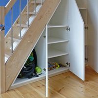 Einbauschrank unter der Treppe