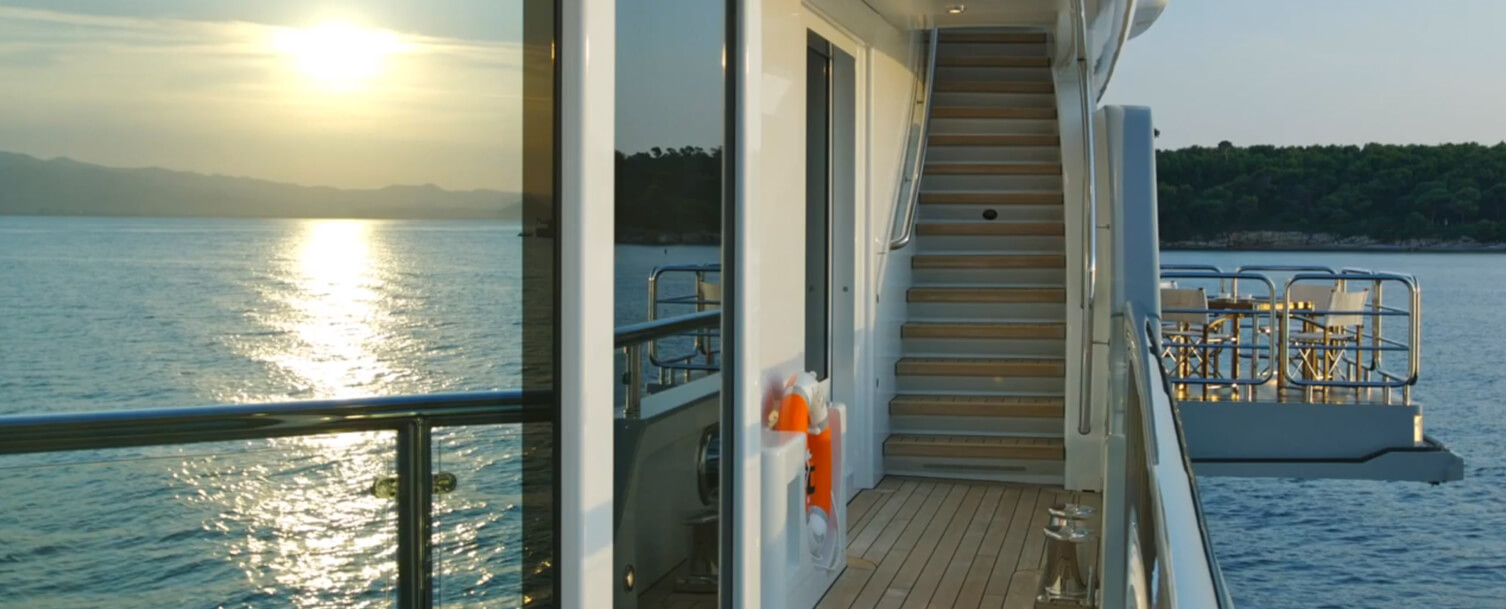 Yacht-Außenbereich mit Treppe