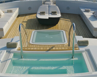 Luxusyacht mit Pool auf dem Deck