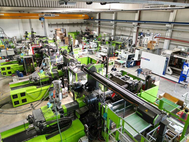 Maschinenhalle mit automatisierten Spritzgussanlagen
