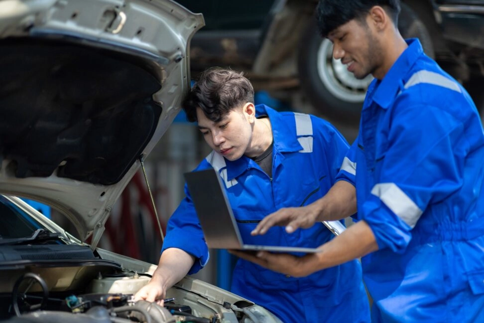 Mess- und Prüfteam im Werkstattumfeld