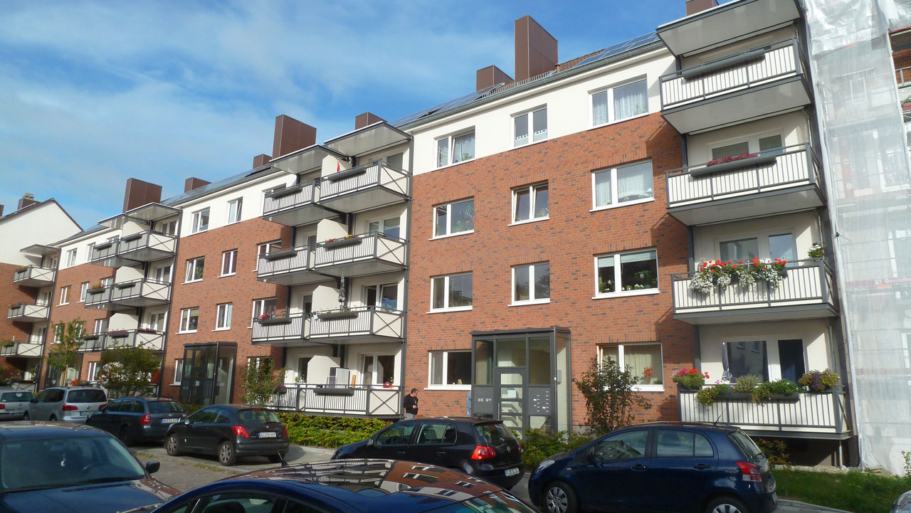 Energetische Sanierung KfW-Standard mit Balkon- und Windfang-Anbau, Kiel