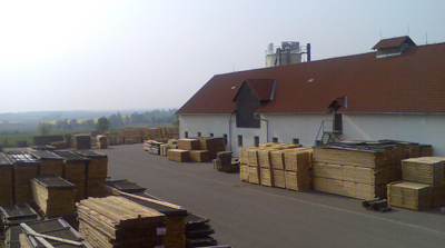 Holzplatz am Produktionsstandort in Tschechien
