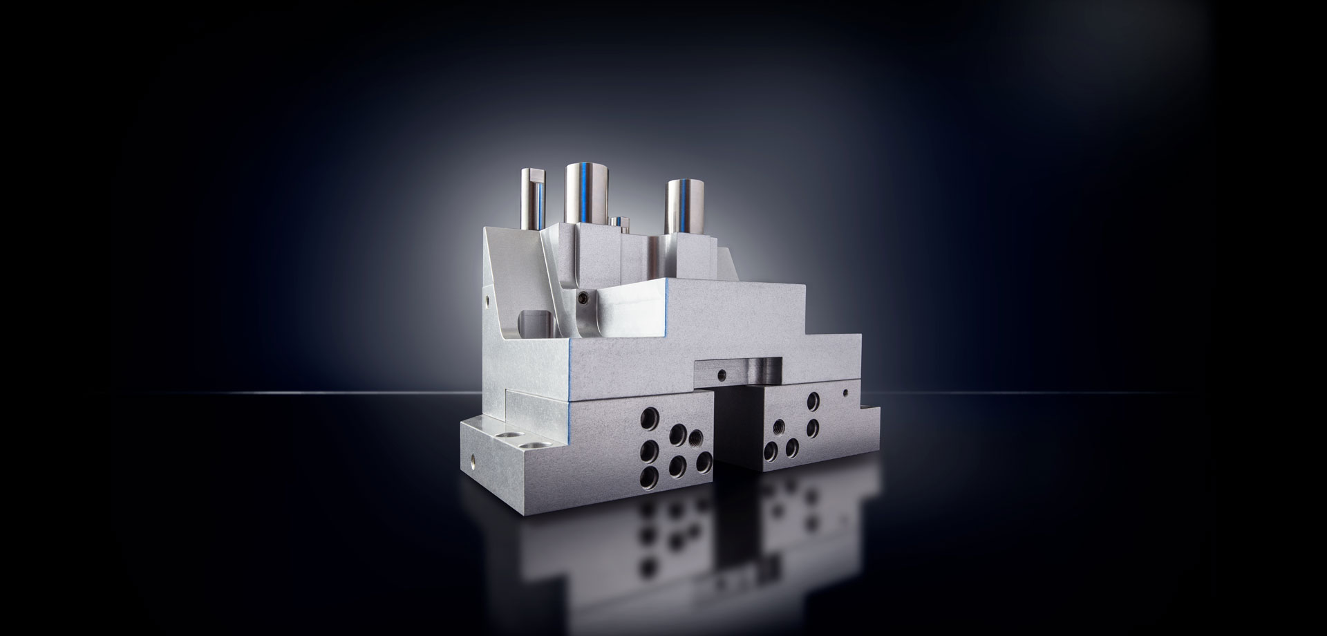 Triple pneumatic cylinder with oval pistons