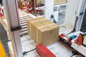 Kartons auf Rollband