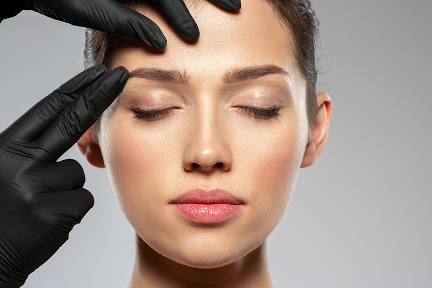 Kosmetik-Anwendung mit Black Air Handschuhen