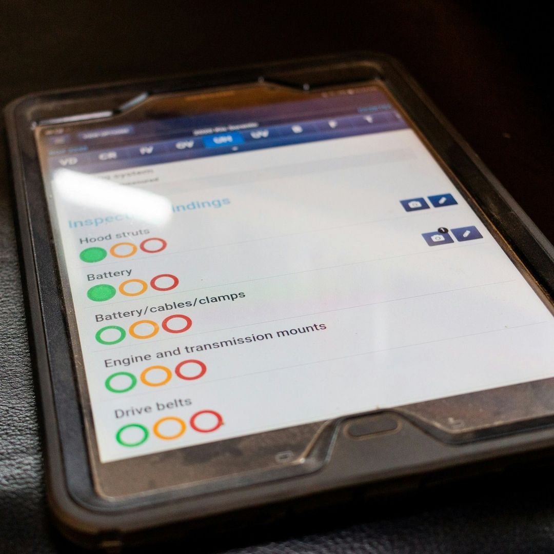 Tablet mit digitaler Prüfliste für Wartung und Inspektion
