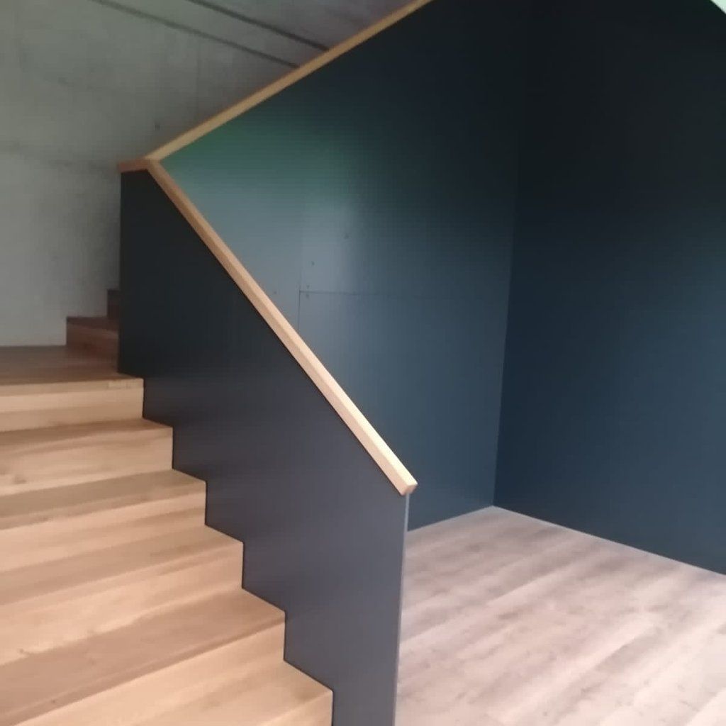 Treppe mit Stahlwange und Holzhandlauf