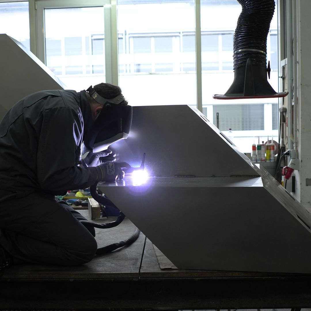 Metallbauer beim Schweißen an einem Stahlbauteil