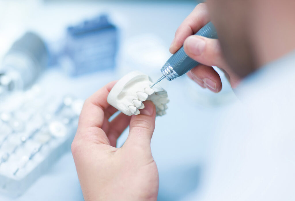 Zahntechnische Arbeit am Modell