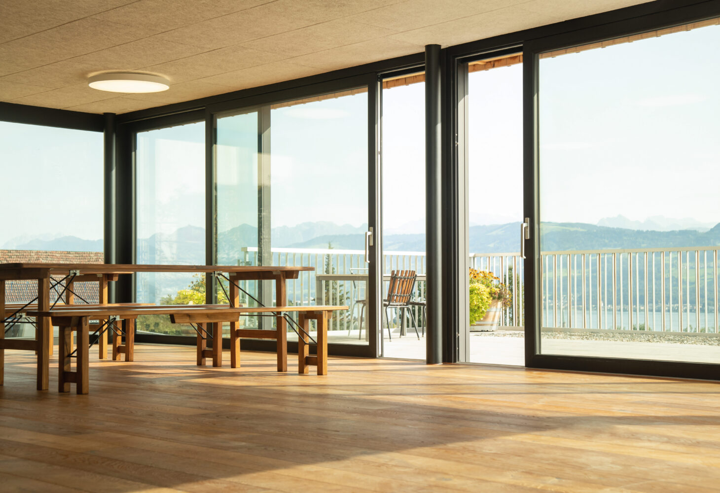 Degustationsraum Weingut Bachmann mit Blick auf den Zürichsee