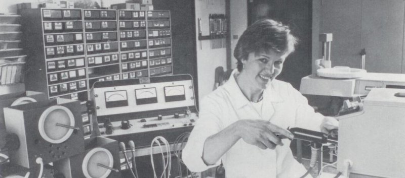 Dinkelberg-Mitarbeiterin im Labor, 1985