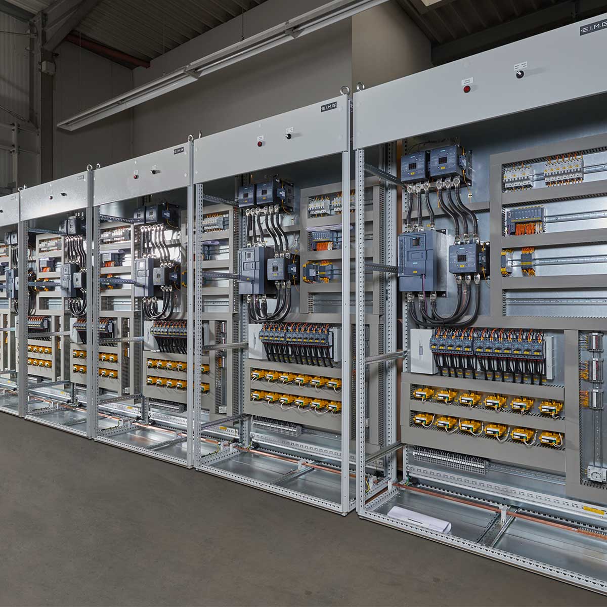 Elektrotechnische Steuerungs- und Schaltschränke