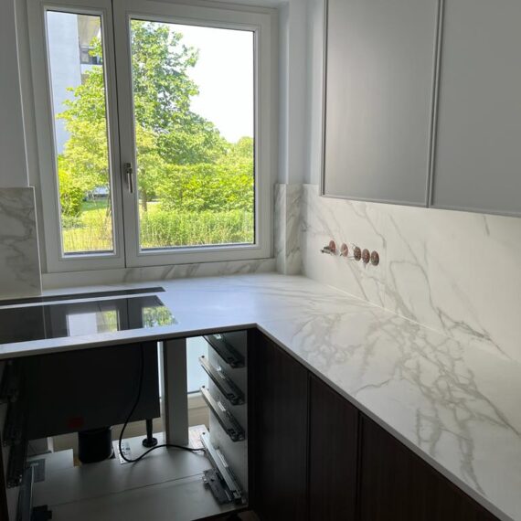 Worktop and splashback with continuous grain matching