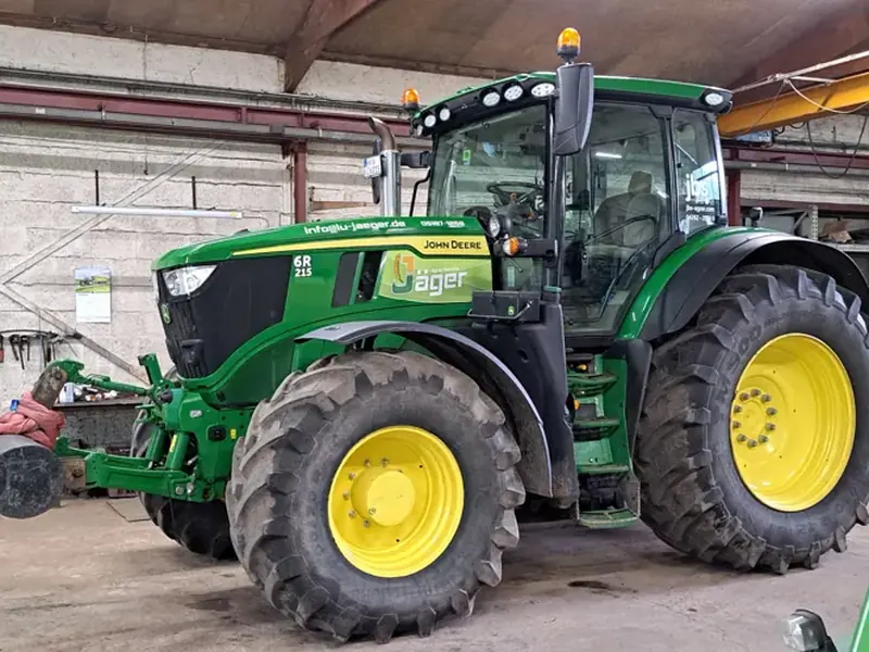 Traktor mit Firmenfolierung