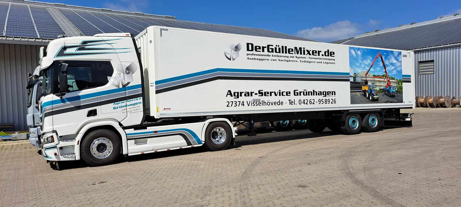 Sattelzug mit Beschriftung