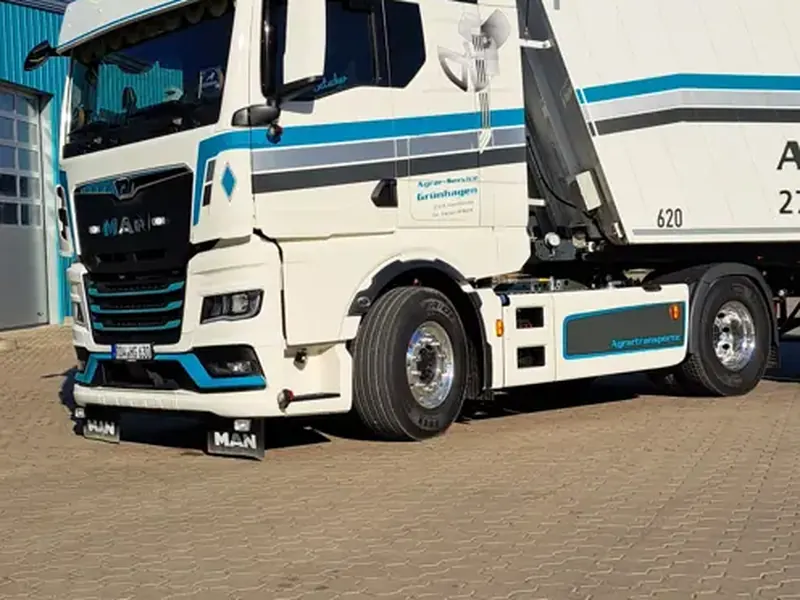 Lkw mit Auflieger im Streifendesign