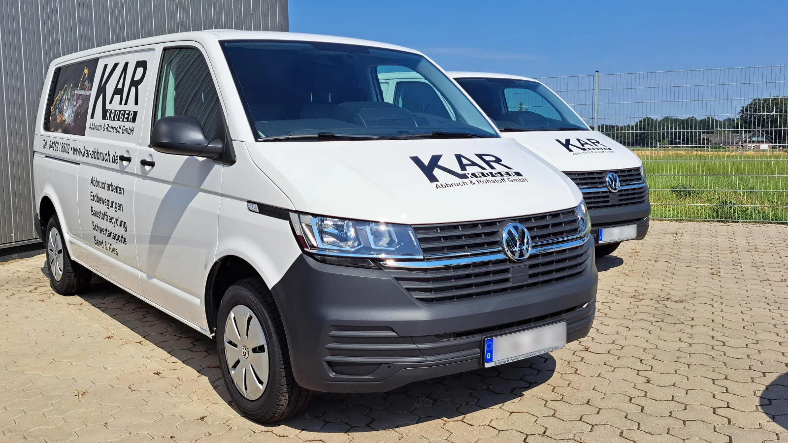 Transporter-Flotte mit Firmenbeschriftung