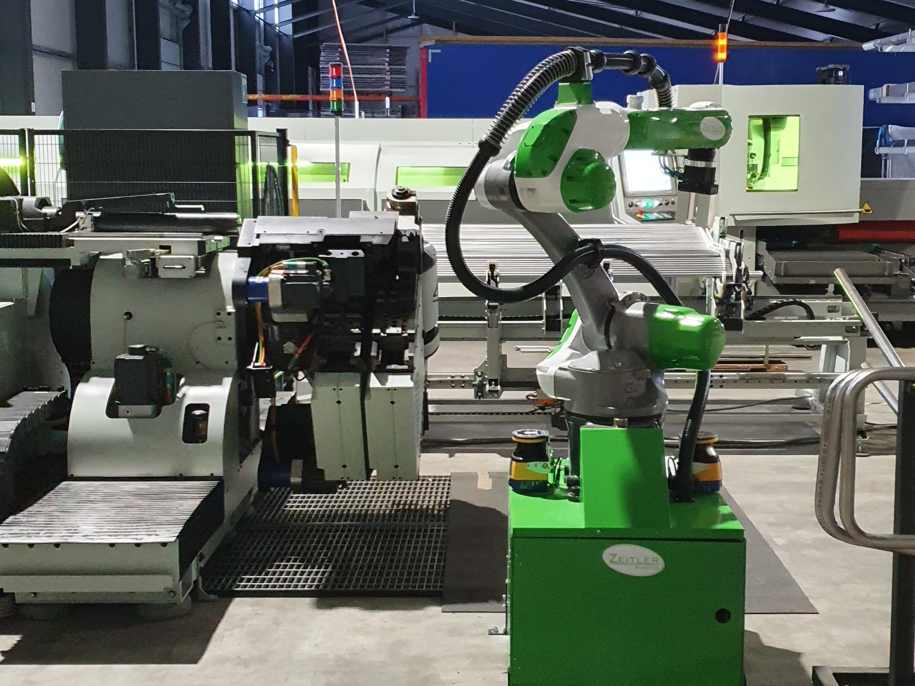 Biegemaschinenentladung durch Roboter mit 2-Backengreifer