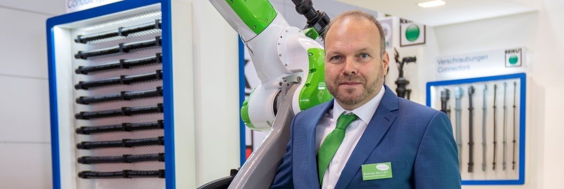 Der Geschäftsführer Dipl.-Ing. Stefan Zeitler vor einem Roboter