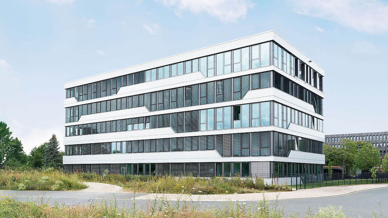 Fensterbänder und Ganzglasfassade Skyhill