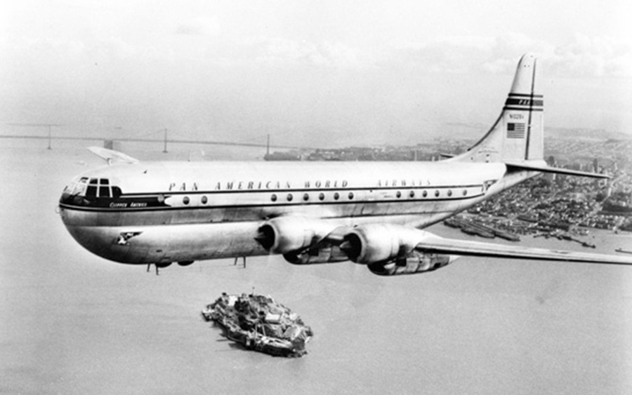 1948: Erste Kunststoffteile an Boeing