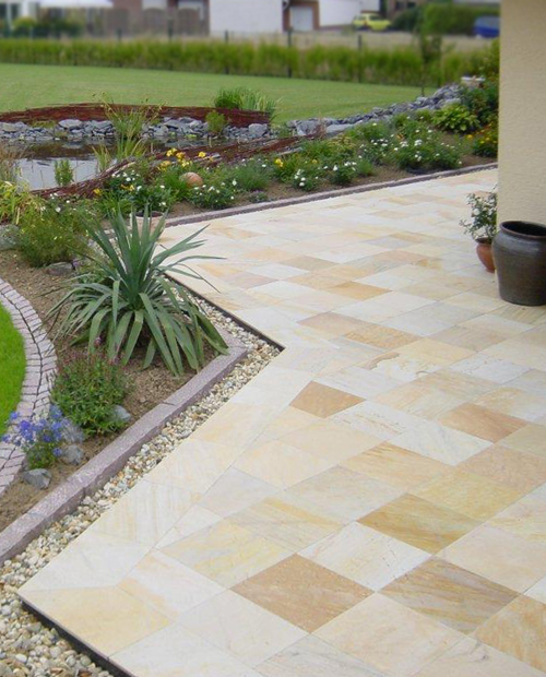 Terrasse mit großformatigen Außenfliesen