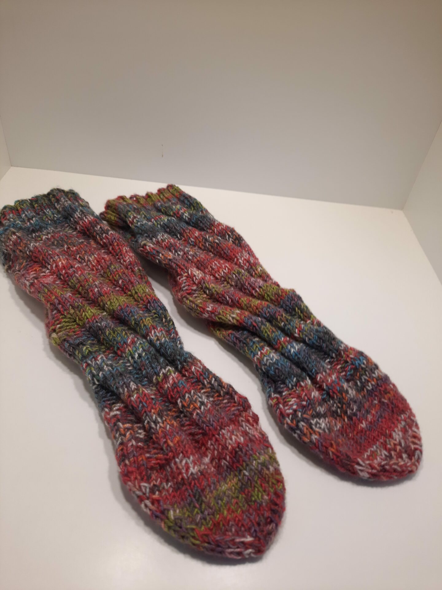 Handgestrickte Socken aus Wolle