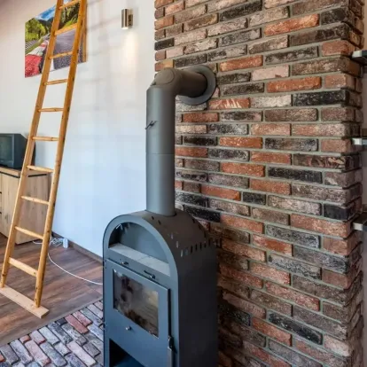 Riemchen Antik schwarz als Hitzeschutz am Kamin