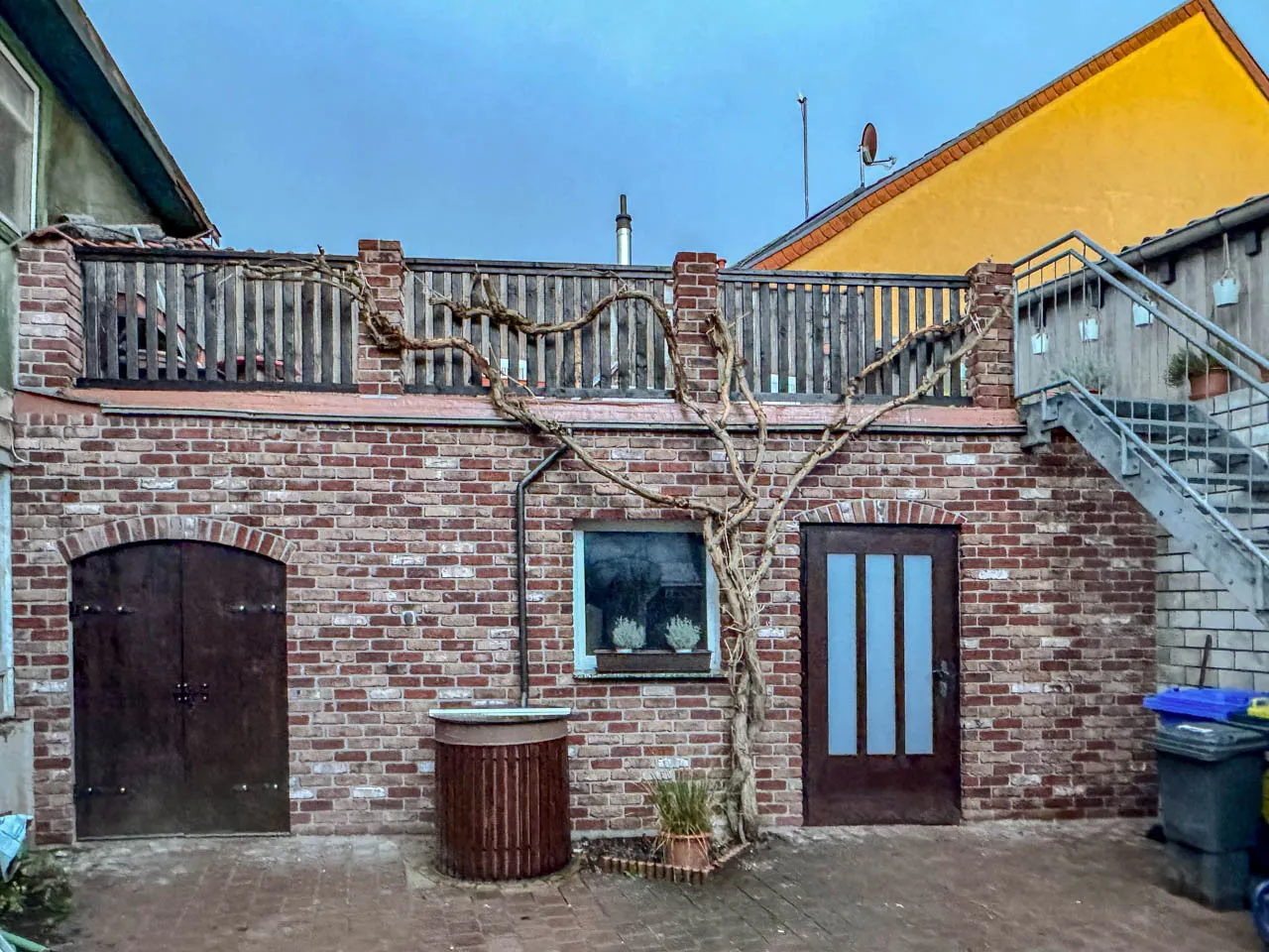 Innenhofmauer mit Backsteinriemchen Antik historisch bunt