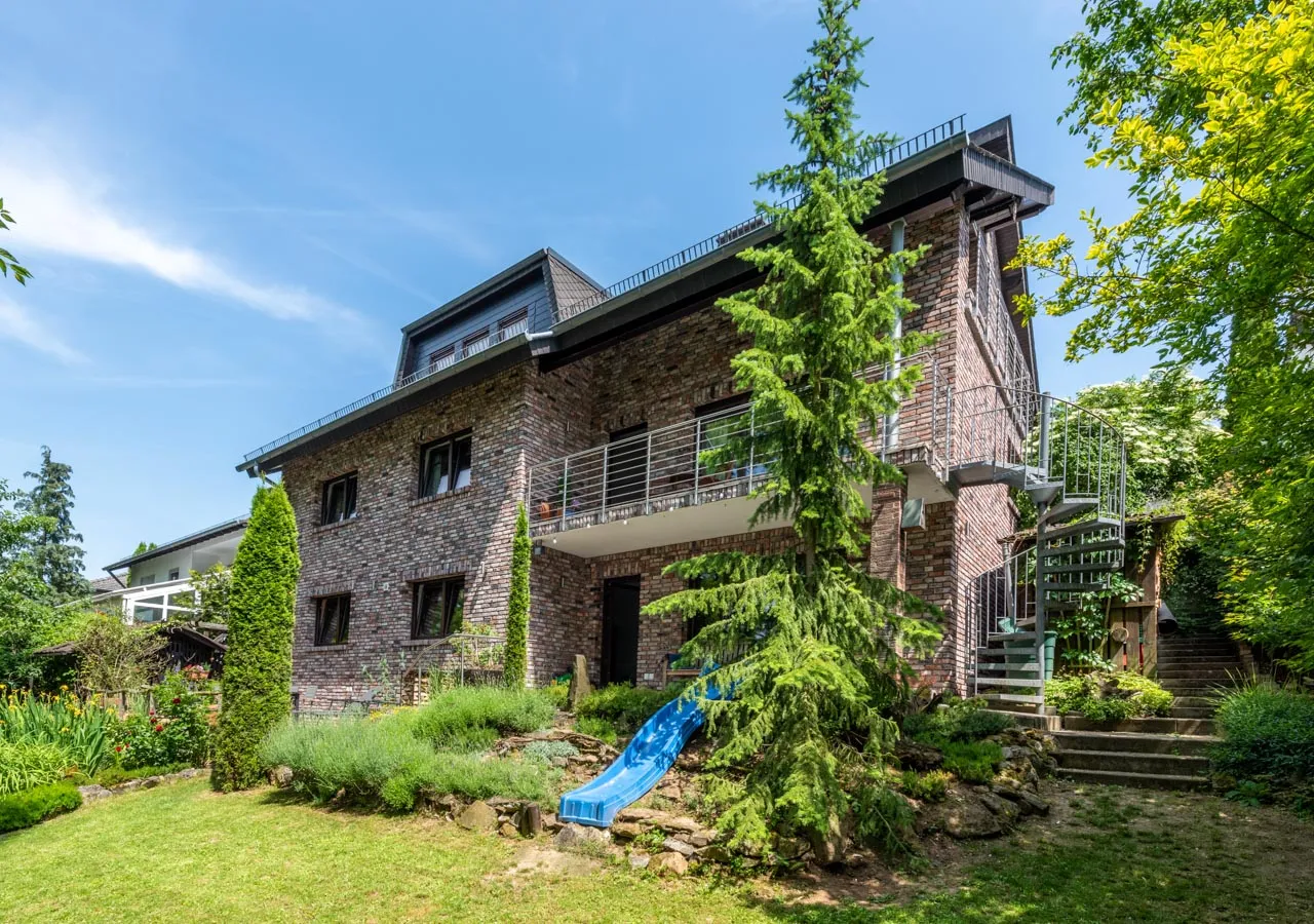 Wohnhaus mit Garten und Riemchen Antik schwarz-rot-weiß