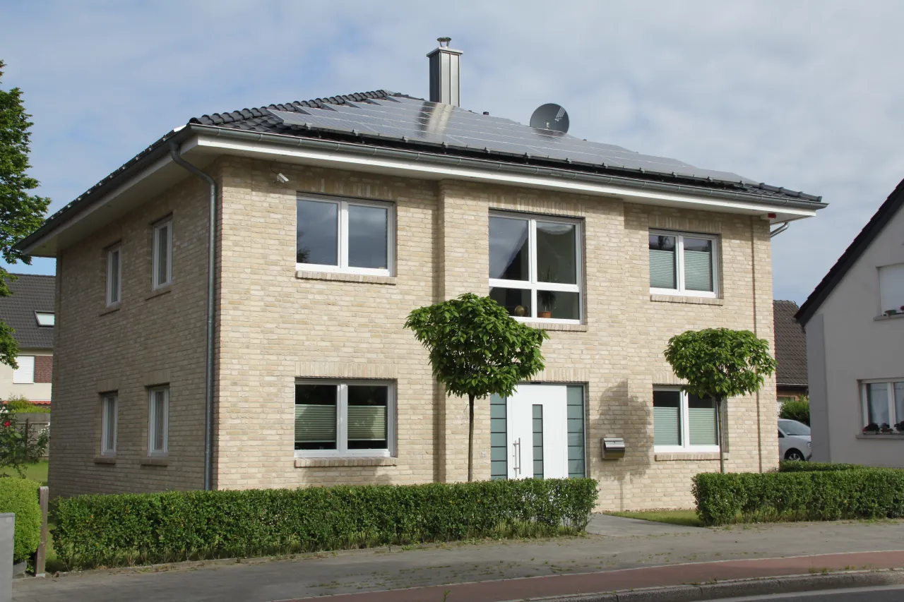 Villa mit gelber Riemchenfassade