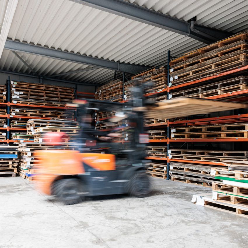 Logistik: Kunststoffplatten im Werk