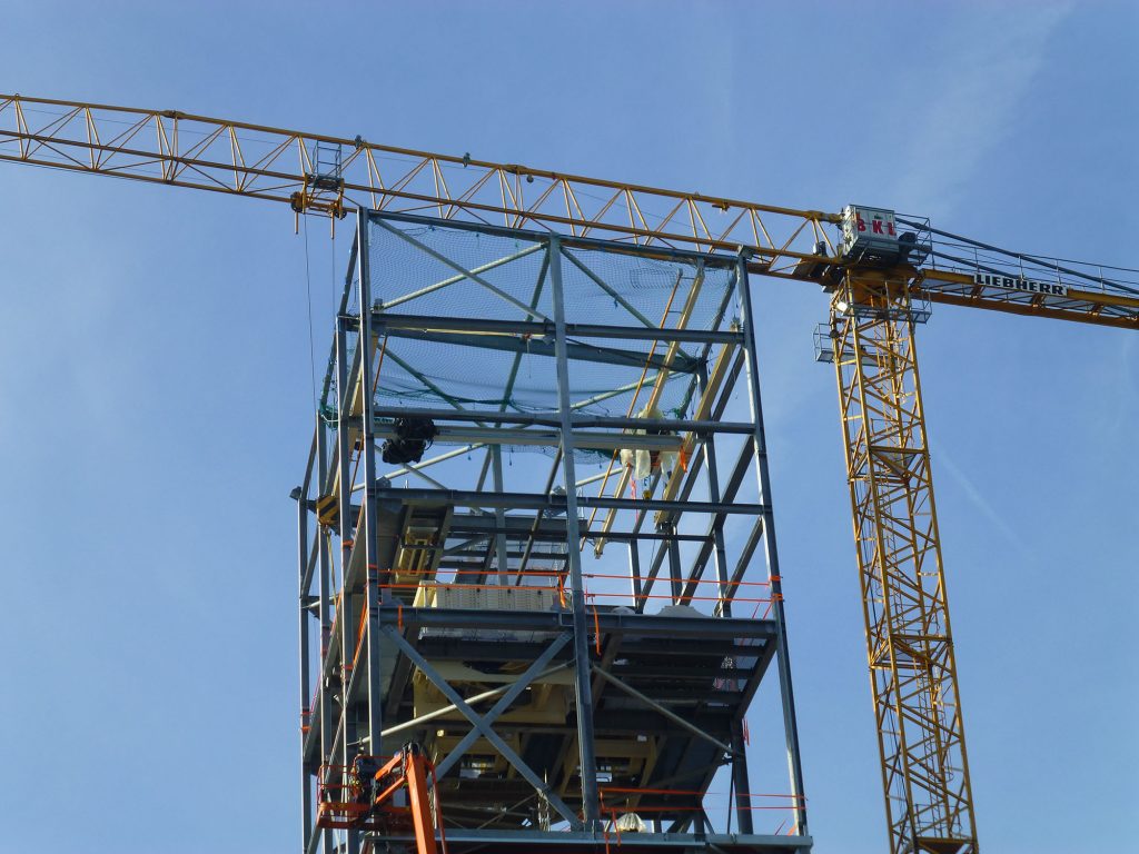Stahltragwerk mit Turmdrehkran bei der Montage