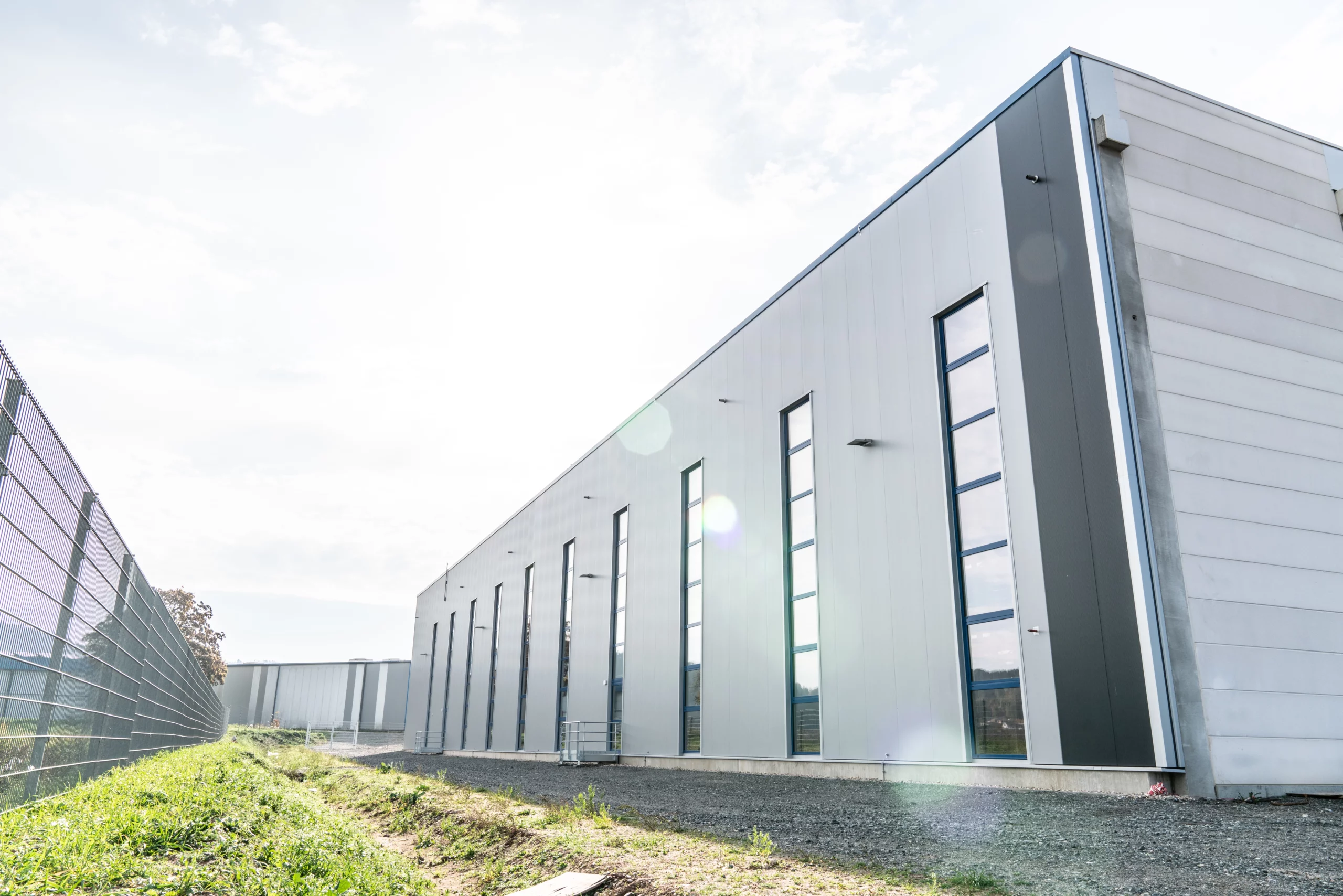 Fassade einer neuen Industriehalle