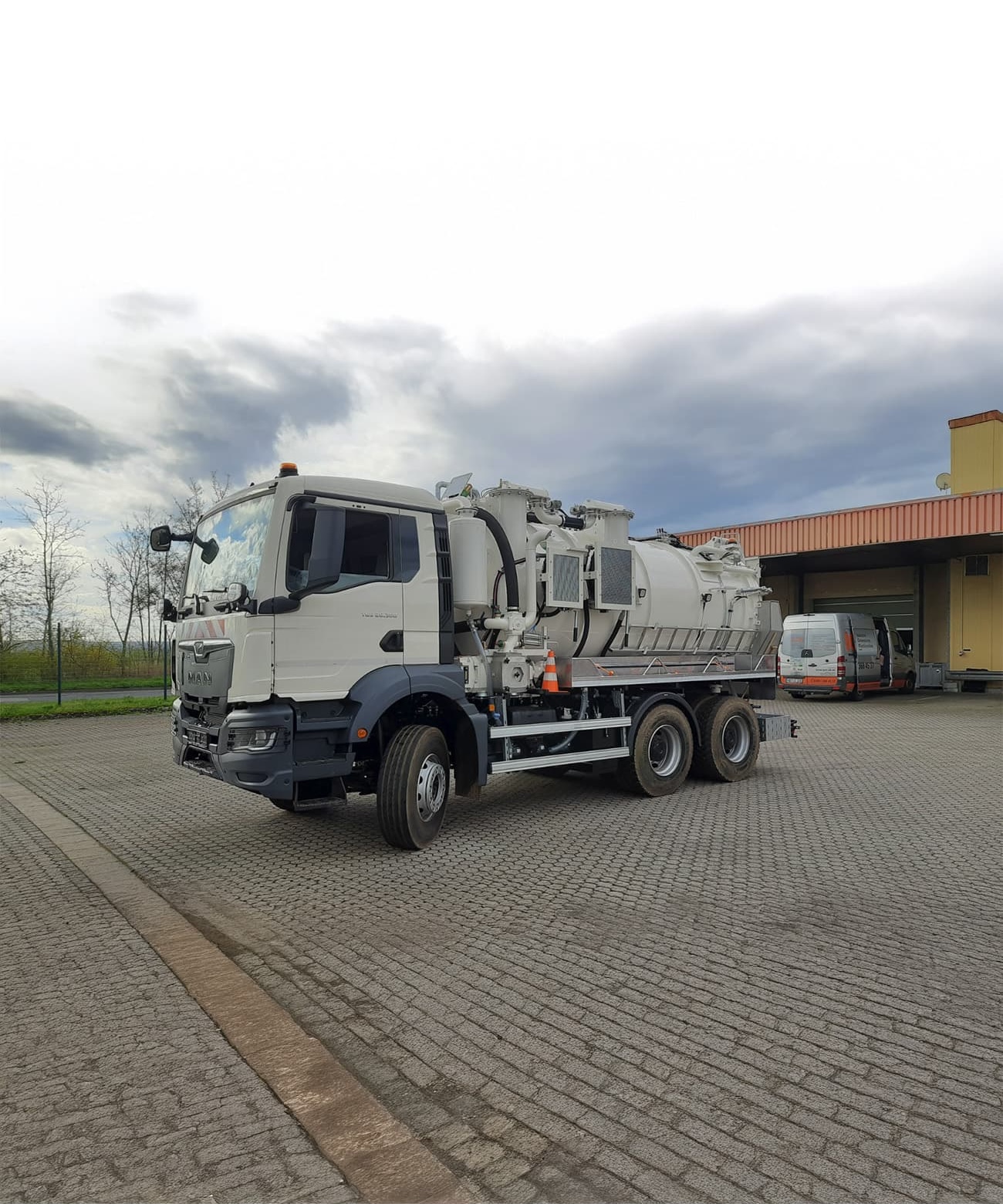 Spezialfahrzeug mit Saugtank