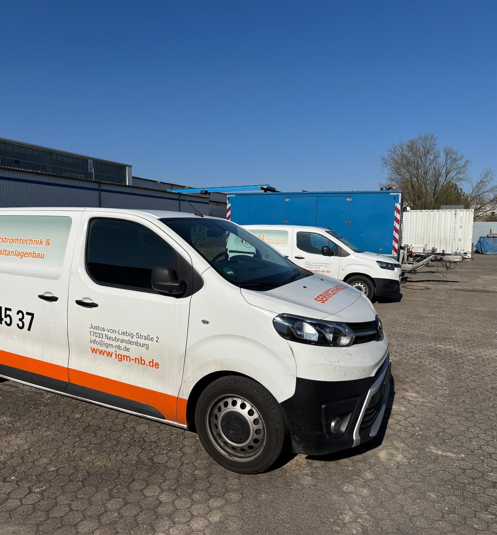 Firmenfahrzeuge der IGM GmbH für Notstromtechnik und Schaltanlagenbau