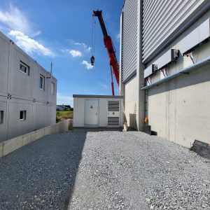 Anlagenlogistik mit Kran auf Industriebaustelle