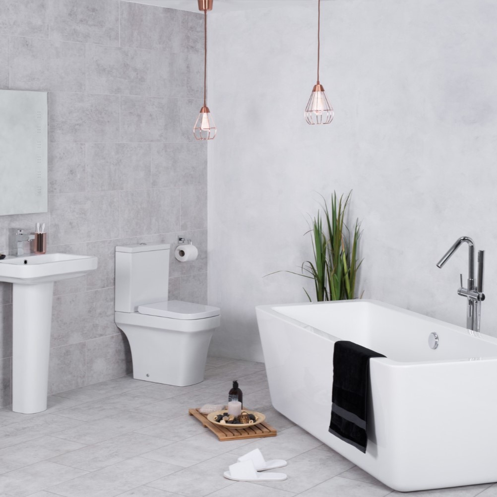 Modernes Badezimmer mit WC und Badewanne