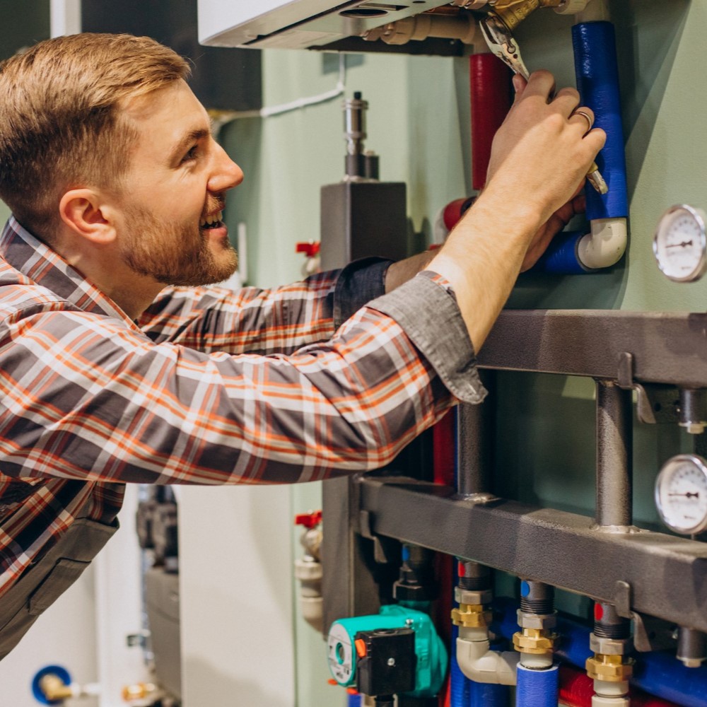 Ingenieur bei der Einstellung der Heizungsanlage