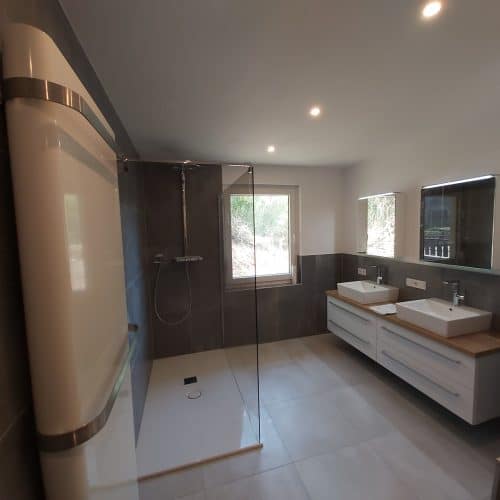 Badezimmer mit Dusche