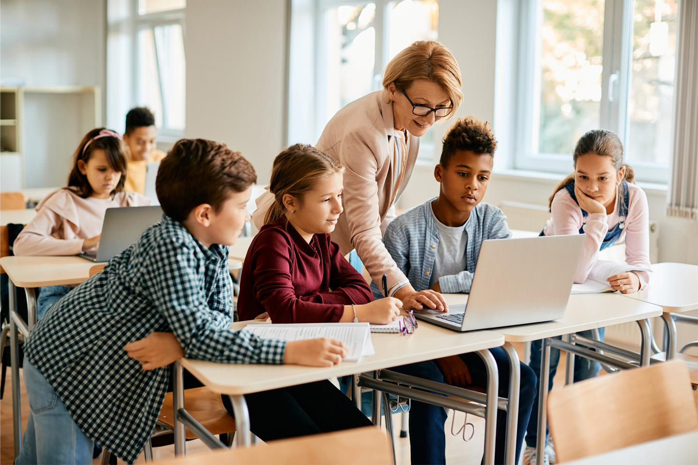 Gruppe von Grundschülern im Computerraum