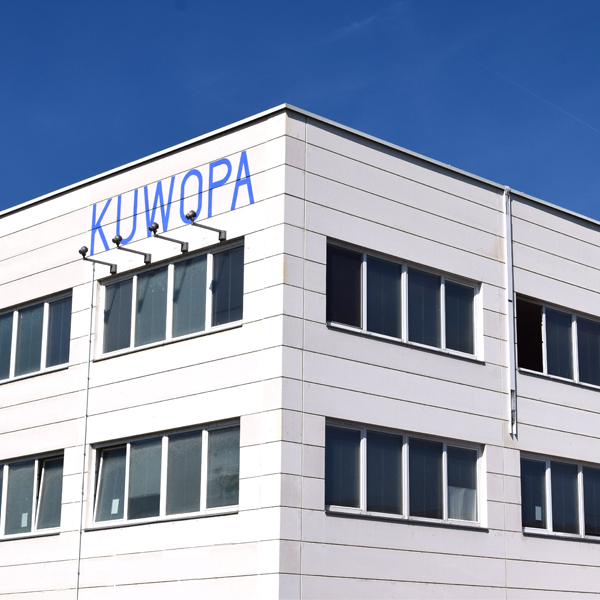 Firmenzentrale mit Donaublick