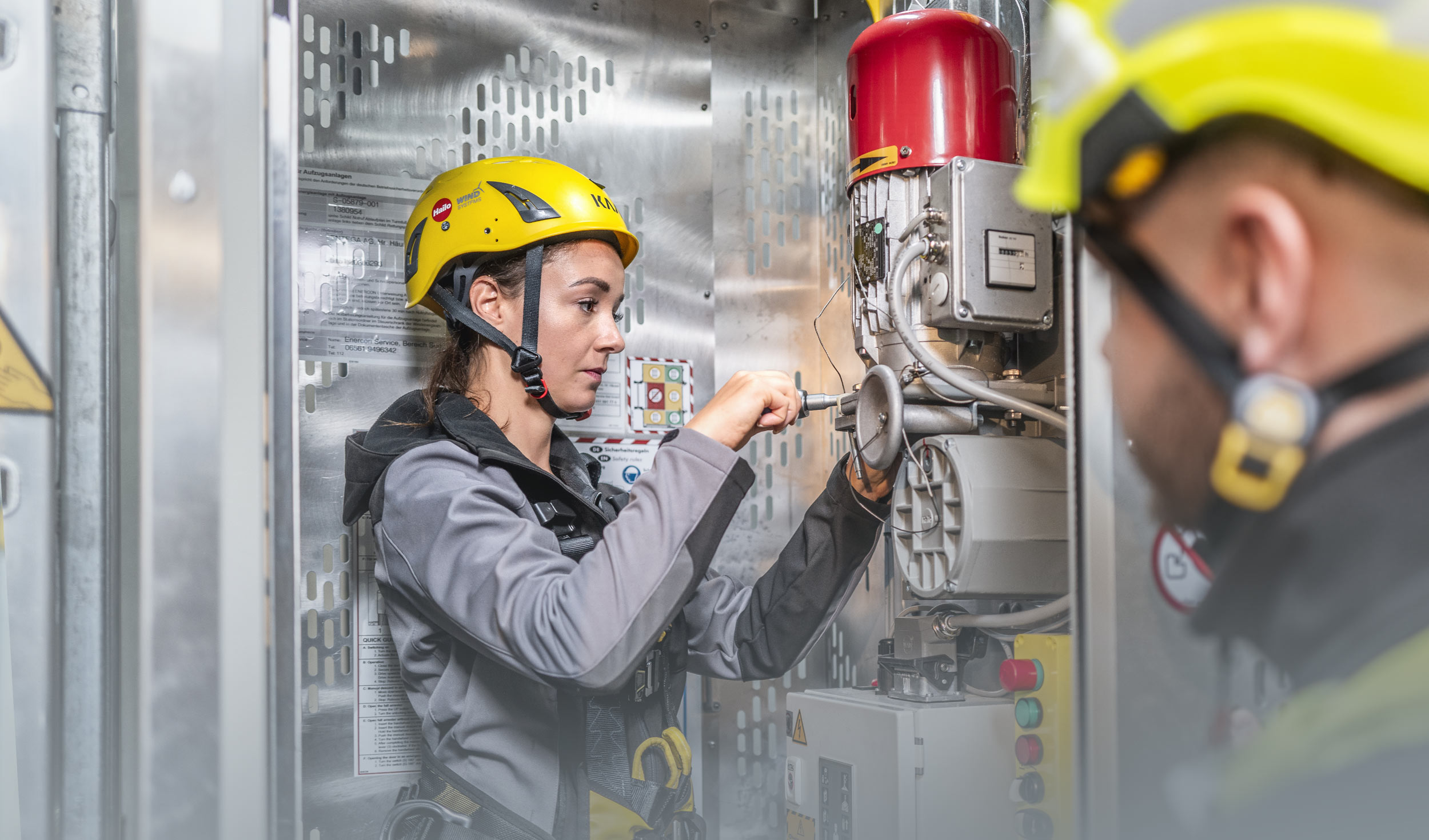 Servicetechnikerin im Vor-Ort-Service