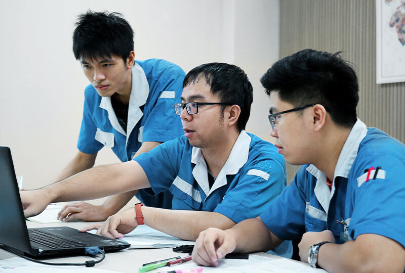 Ingenieure des Engineering Center bei der Entwicklung